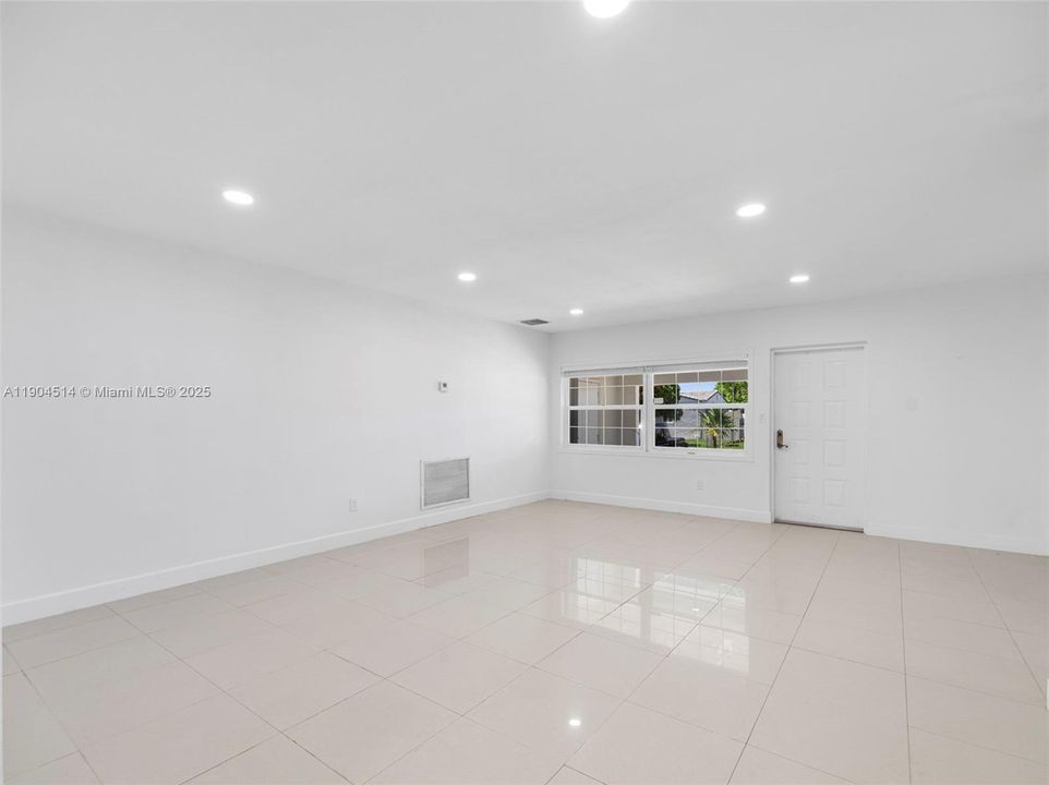 Недавно арендовано: $3,999 (3 спален, 2 ванн, 1683 Квадратных фут)