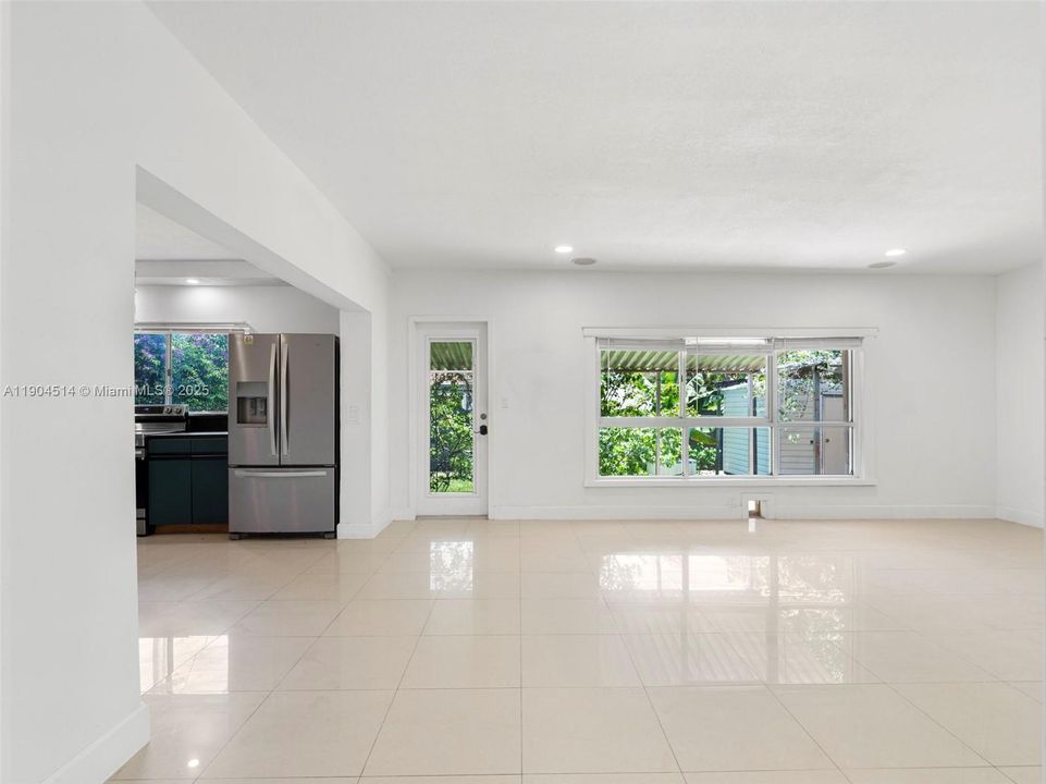 Недавно арендовано: $3,999 (3 спален, 2 ванн, 1683 Квадратных фут)