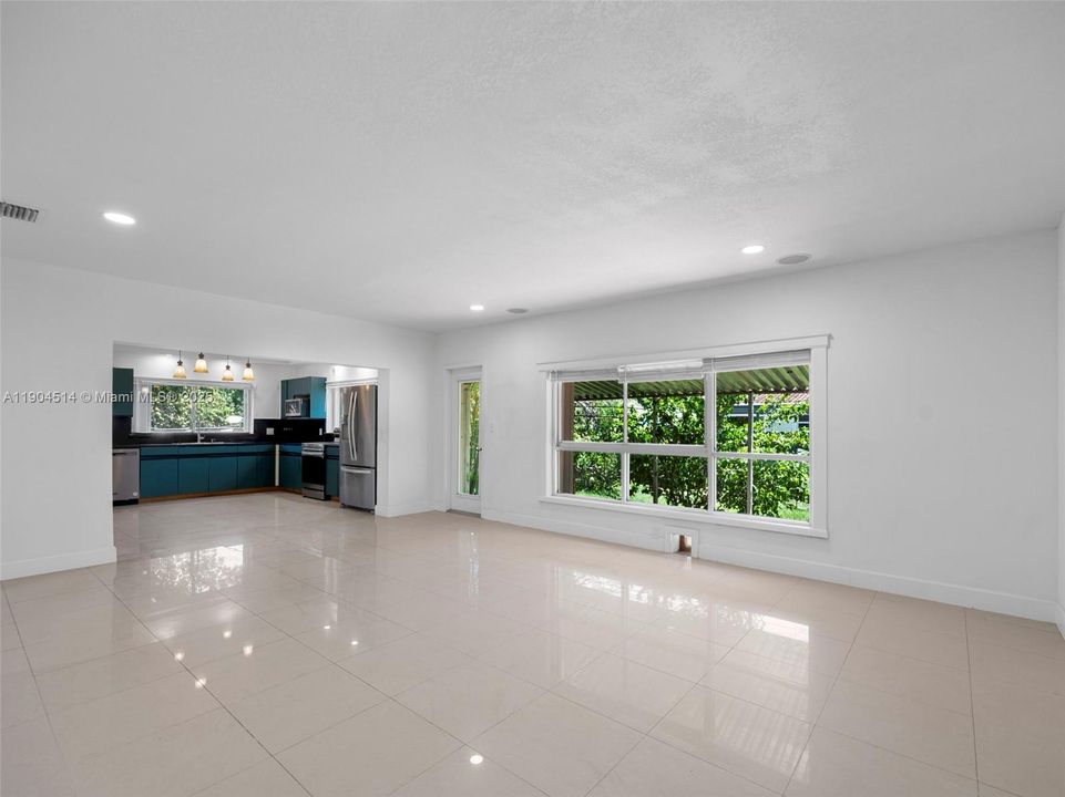 Недавно арендовано: $3,999 (3 спален, 2 ванн, 1683 Квадратных фут)