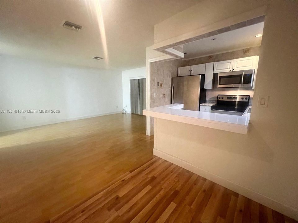 Active With Contract: $1,595 (1 beds, 1 baths, 720 Square Feet)