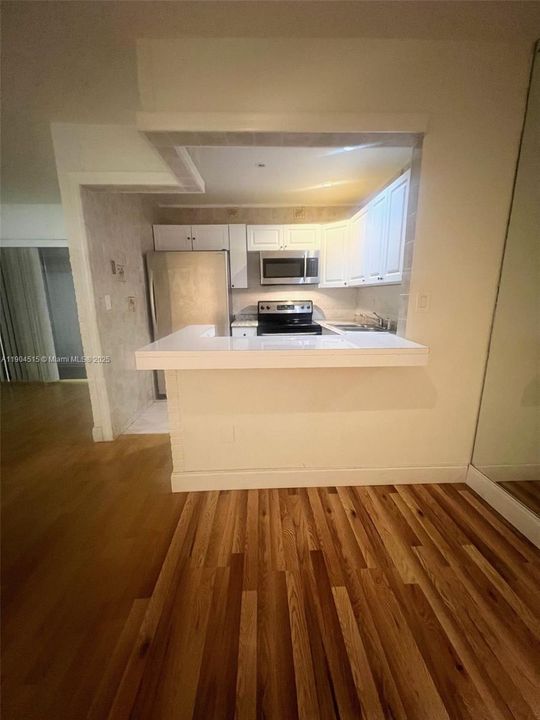 Active With Contract: $1,595 (1 beds, 1 baths, 720 Square Feet)