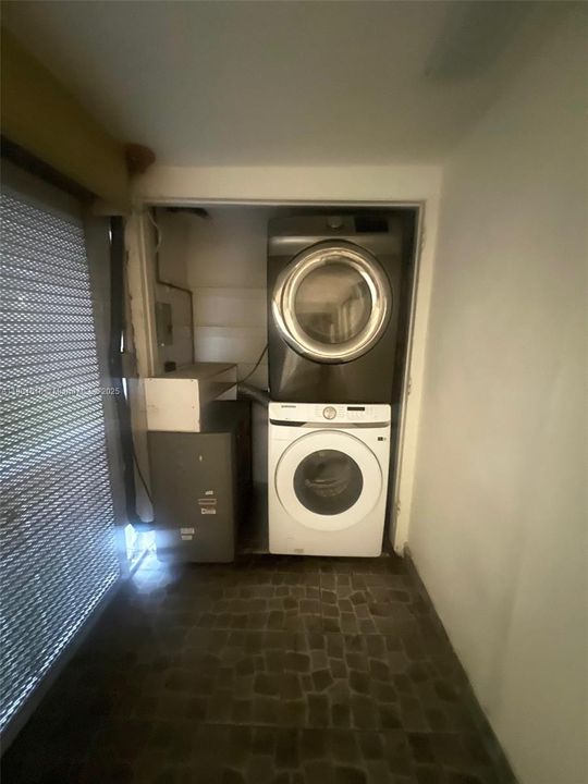 Active With Contract: $1,595 (1 beds, 1 baths, 720 Square Feet)