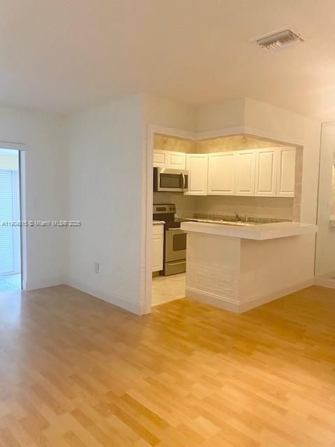 Active With Contract: $1,595 (1 beds, 1 baths, 720 Square Feet)