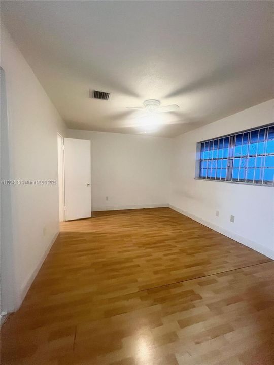 Active With Contract: $1,595 (1 beds, 1 baths, 720 Square Feet)