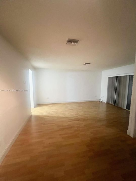 Active With Contract: $1,595 (1 beds, 1 baths, 720 Square Feet)