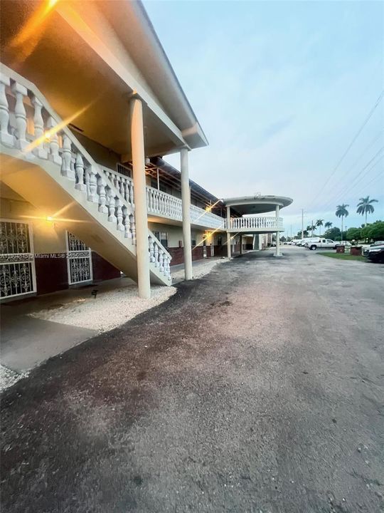 Active With Contract: $1,595 (1 beds, 1 baths, 720 Square Feet)