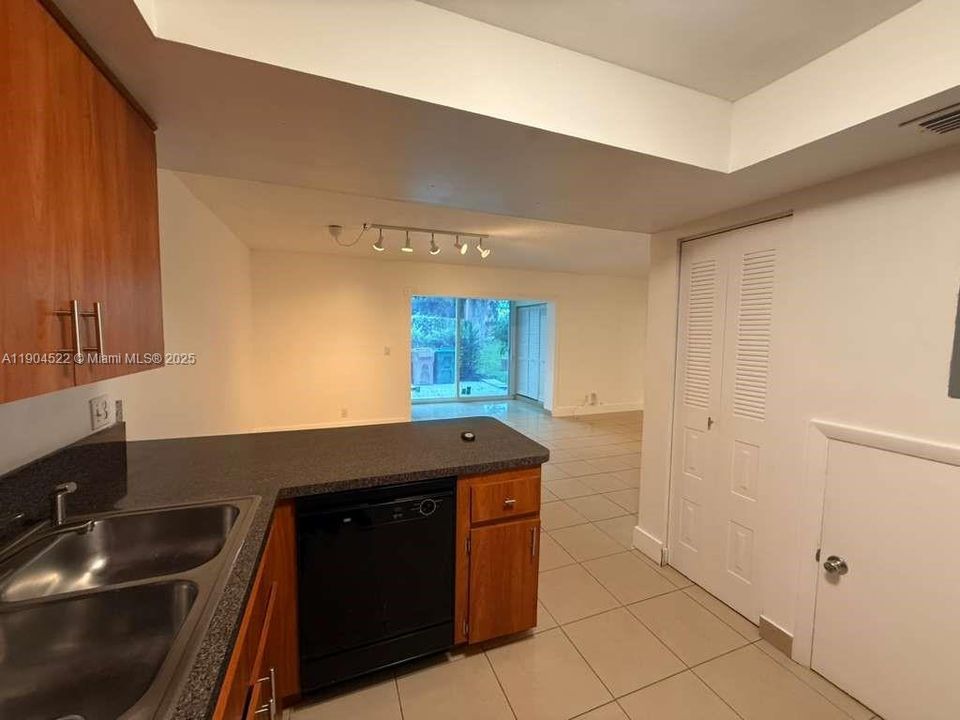 For Rent: $2,500 (3 beds, 2 baths, 1670 Square Feet)