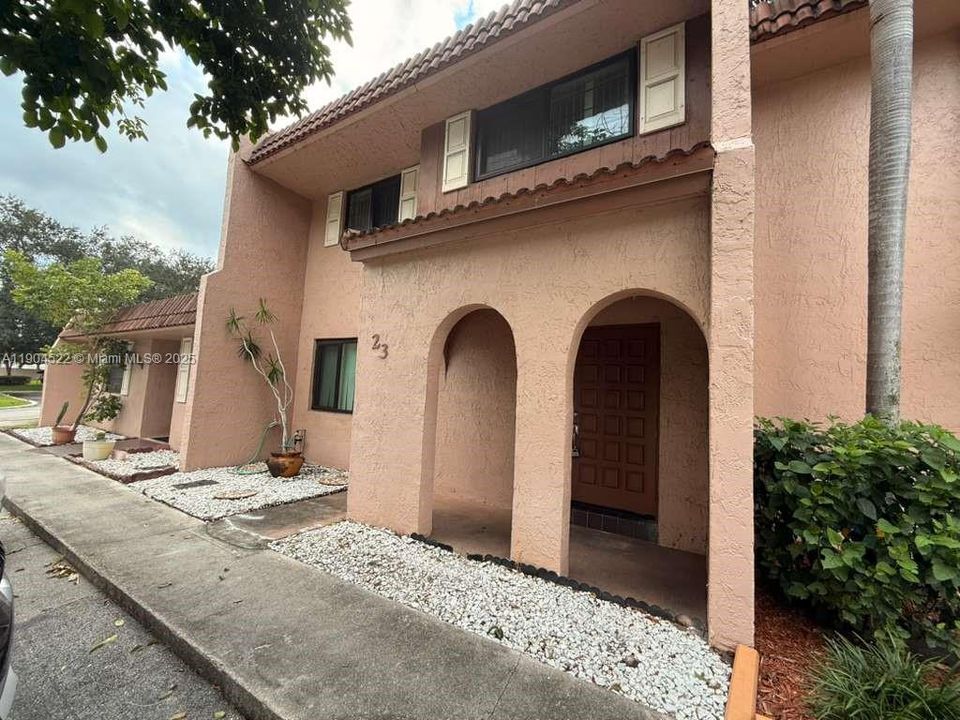 For Rent: $2,500 (3 beds, 2 baths, 1670 Square Feet)