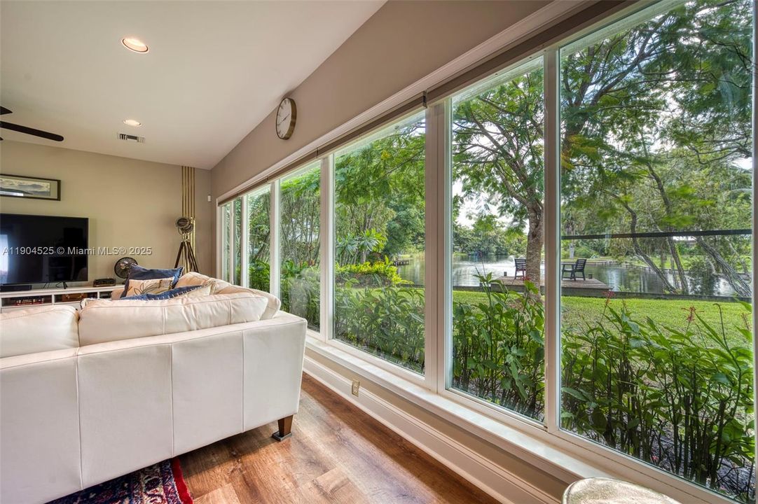 合同活跃: $725,200 (4 贝兹, 3 浴室, 2833 平方英尺)