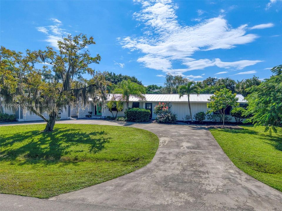 合同活跃: $725,200 (4 贝兹, 3 浴室, 2833 平方英尺)