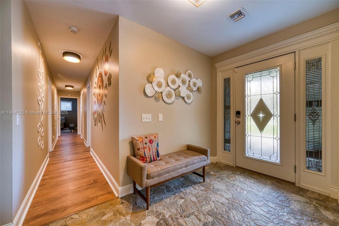 合同活跃: $725,200 (4 贝兹, 3 浴室, 2833 平方英尺)