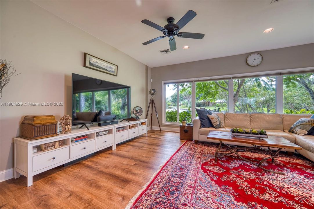 合同活跃: $725,200 (4 贝兹, 3 浴室, 2833 平方英尺)