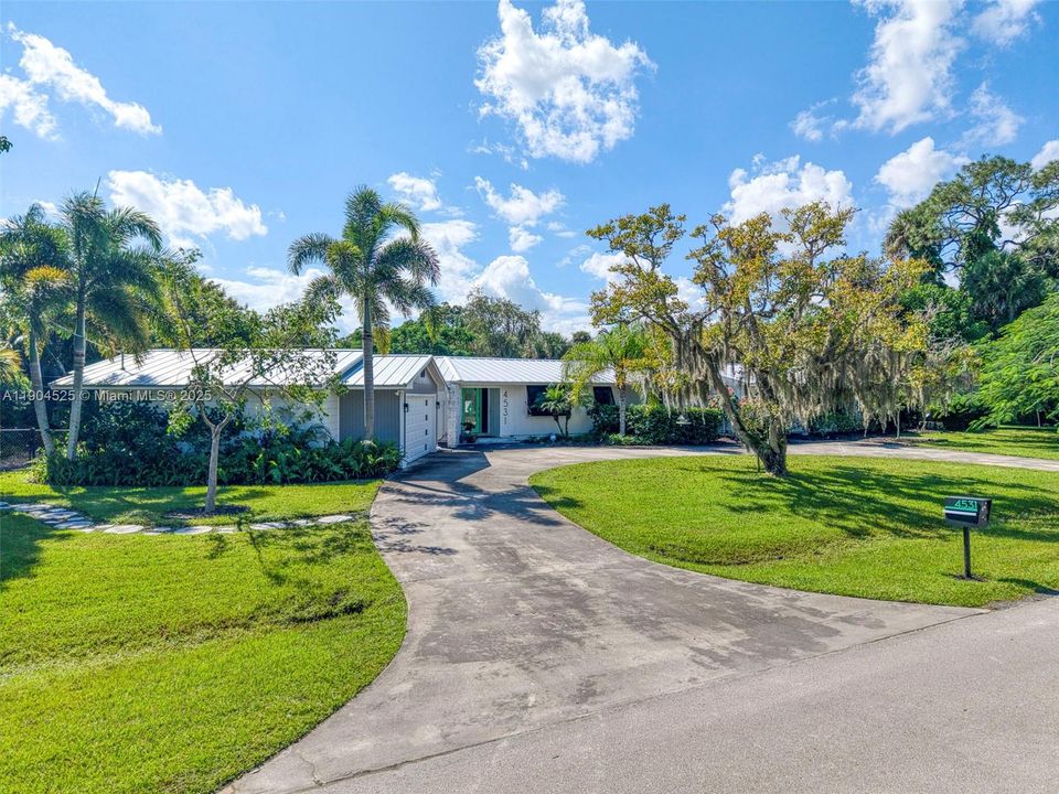 合同活跃: $725,200 (4 贝兹, 3 浴室, 2833 平方英尺)