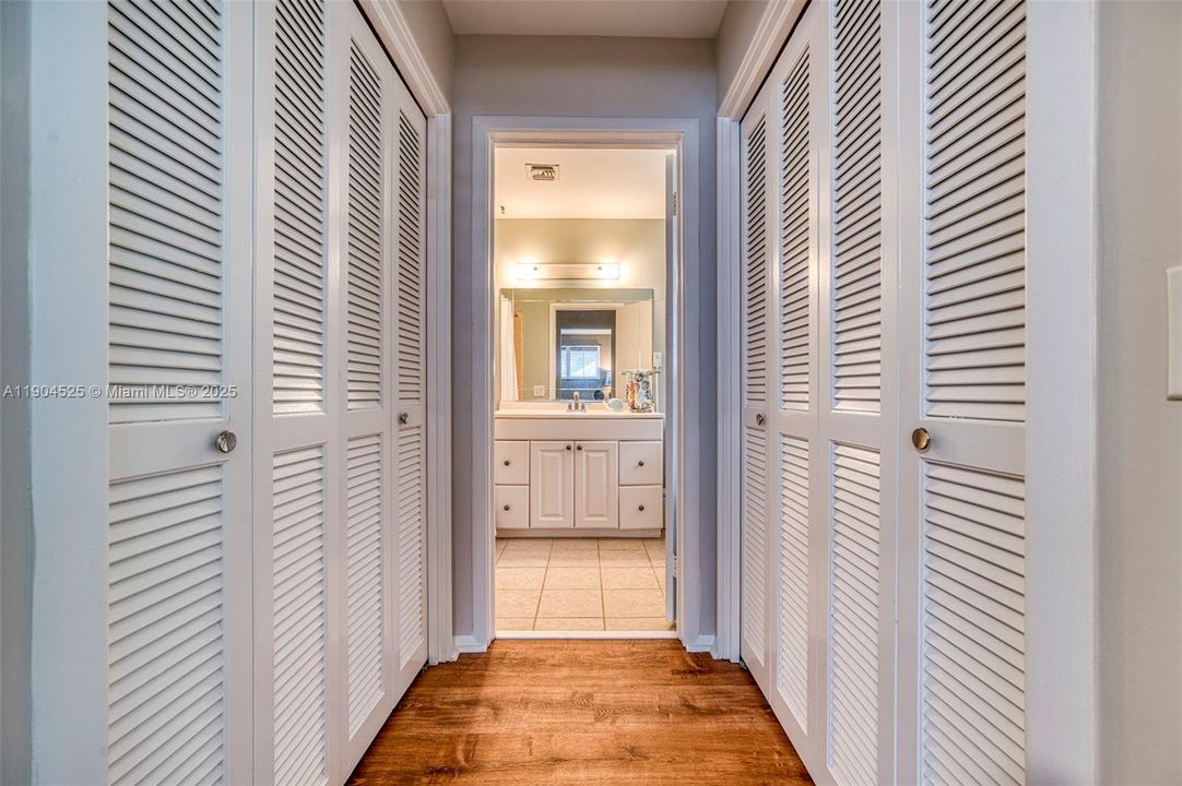 合同活跃: $725,200 (4 贝兹, 3 浴室, 2833 平方英尺)