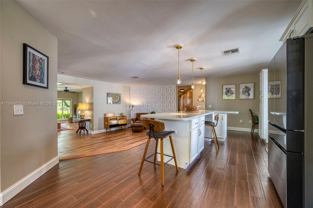 合同活跃: $725,200 (4 贝兹, 3 浴室, 2833 平方英尺)