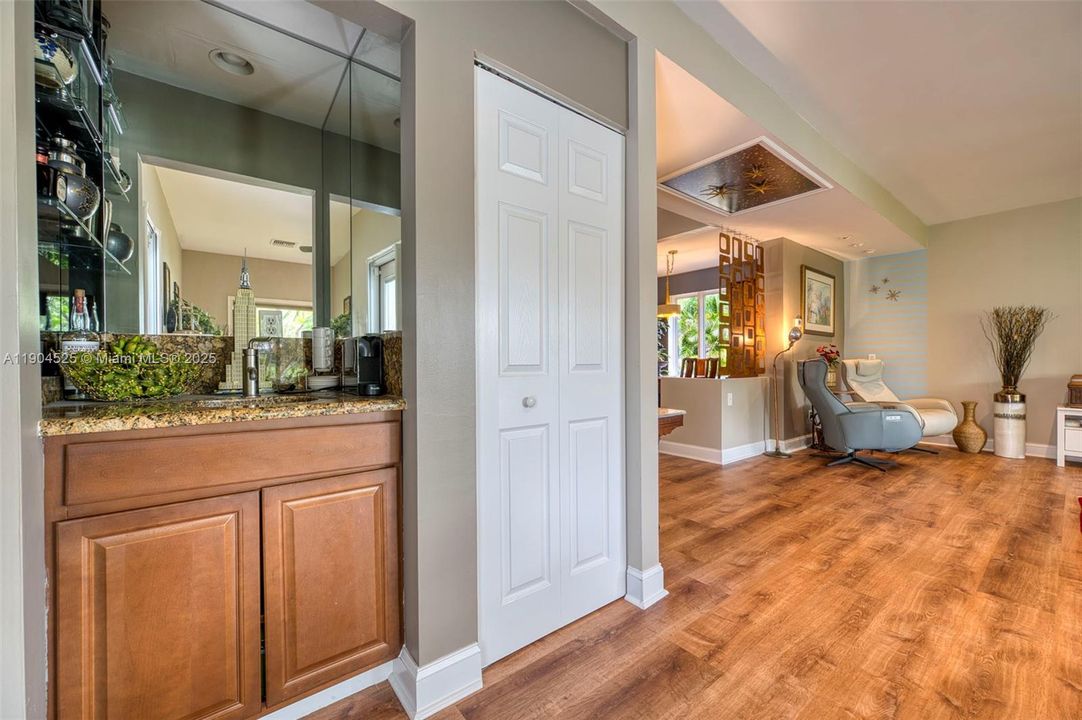 合同活跃: $725,200 (4 贝兹, 3 浴室, 2833 平方英尺)