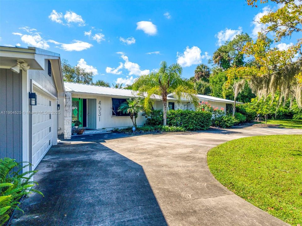 合同活跃: $725,200 (4 贝兹, 3 浴室, 2833 平方英尺)