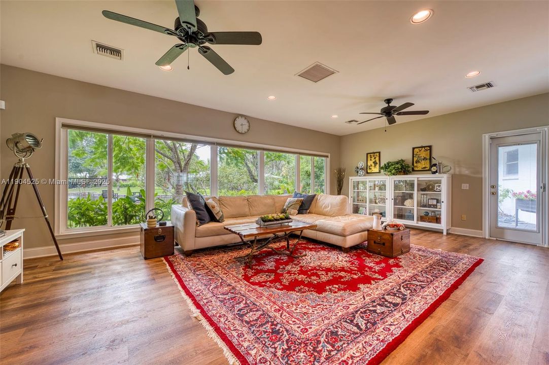 合同活跃: $725,200 (4 贝兹, 3 浴室, 2833 平方英尺)