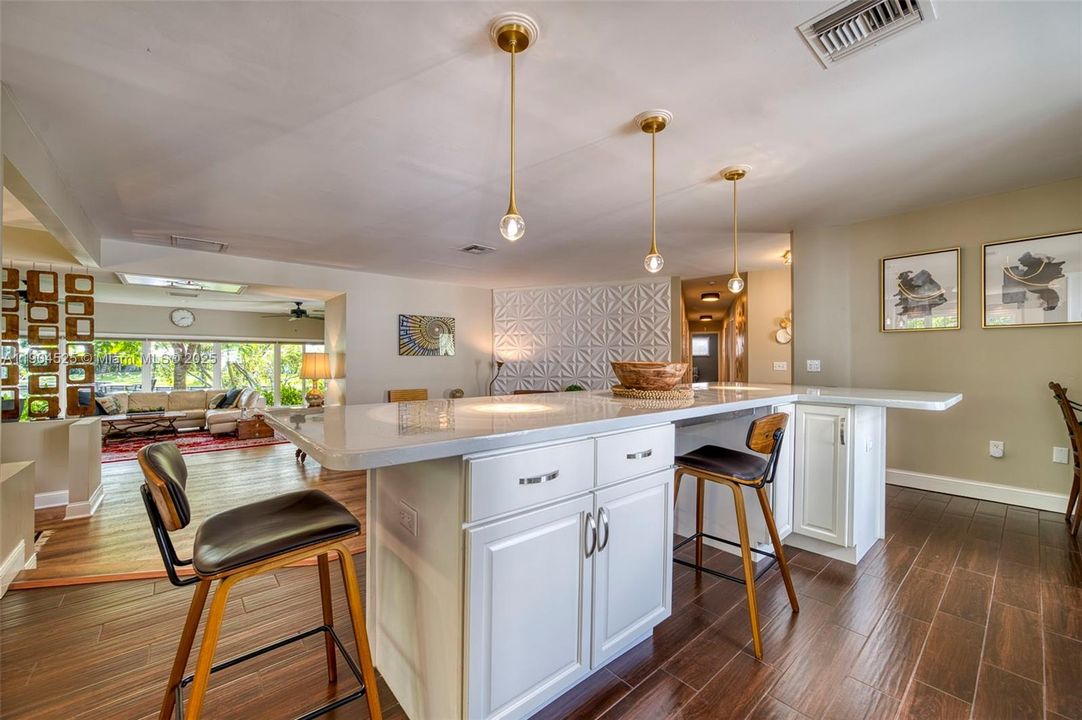 合同活跃: $725,200 (4 贝兹, 3 浴室, 2833 平方英尺)