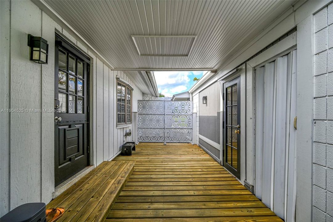 合同活跃: $725,200 (4 贝兹, 3 浴室, 2833 平方英尺)