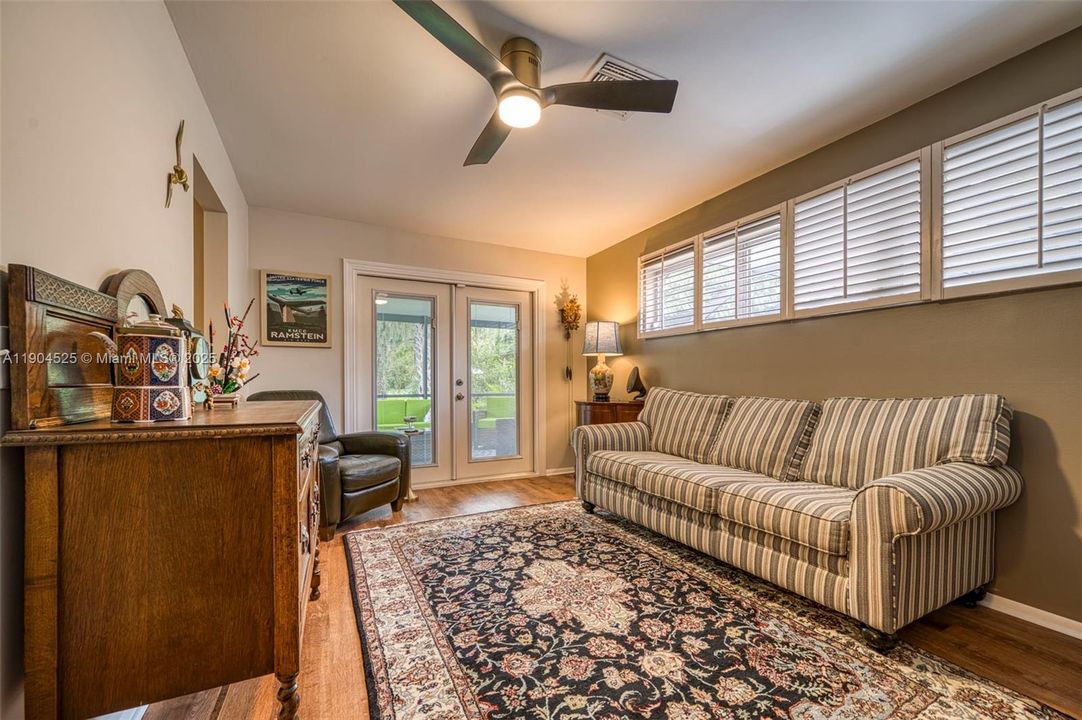 合同活跃: $725,200 (4 贝兹, 3 浴室, 2833 平方英尺)