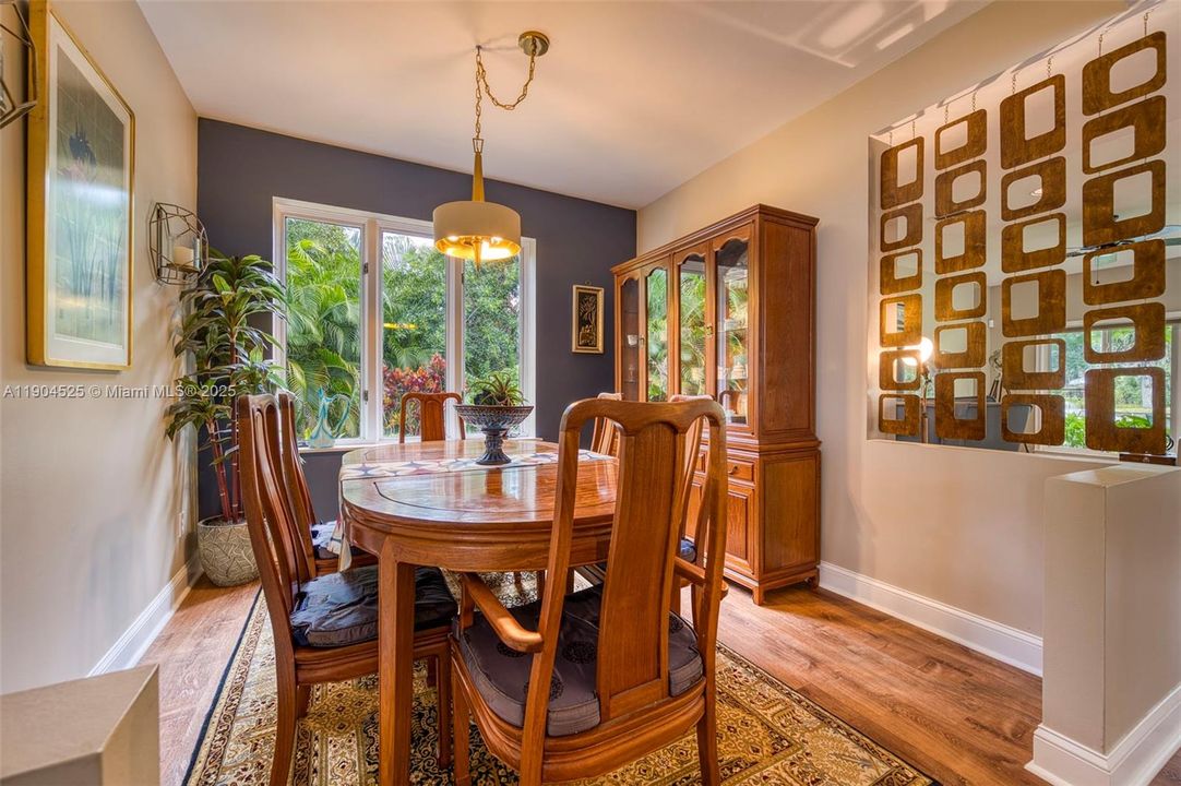 合同活跃: $725,200 (4 贝兹, 3 浴室, 2833 平方英尺)