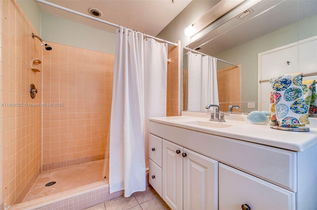 合同活跃: $725,200 (4 贝兹, 3 浴室, 2833 平方英尺)