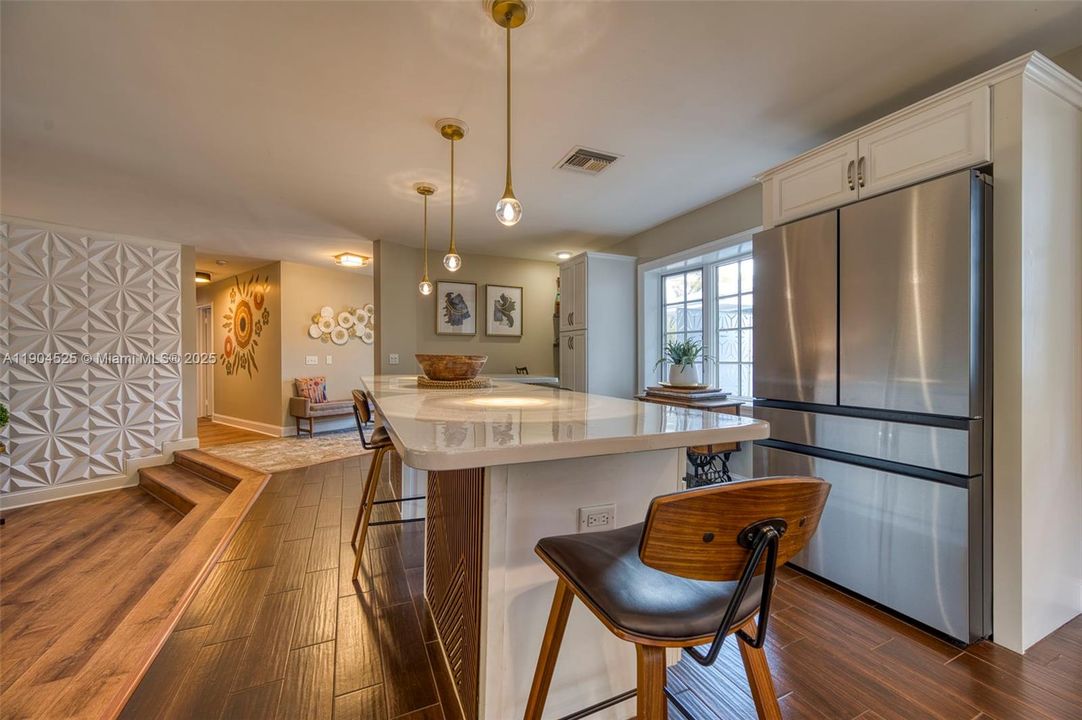 合同活跃: $725,200 (4 贝兹, 3 浴室, 2833 平方英尺)