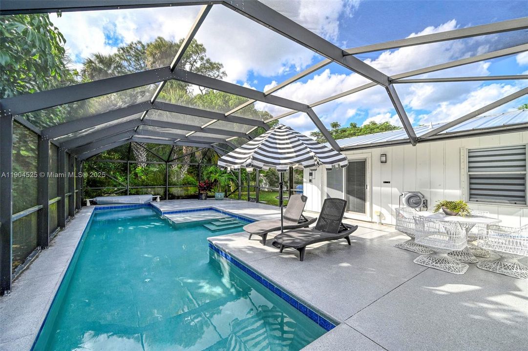 合同活跃: $725,200 (4 贝兹, 3 浴室, 2833 平方英尺)