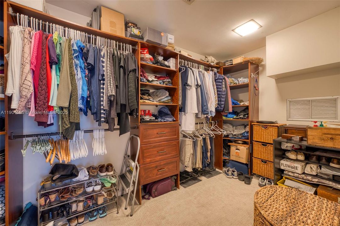 合同活跃: $725,200 (4 贝兹, 3 浴室, 2833 平方英尺)