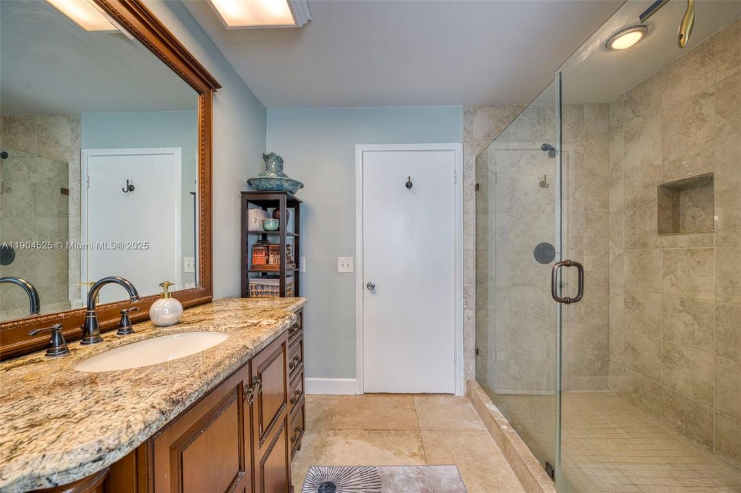 合同活跃: $725,200 (4 贝兹, 3 浴室, 2833 平方英尺)