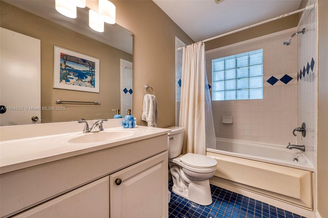 合同活跃: $725,200 (4 贝兹, 3 浴室, 2833 平方英尺)