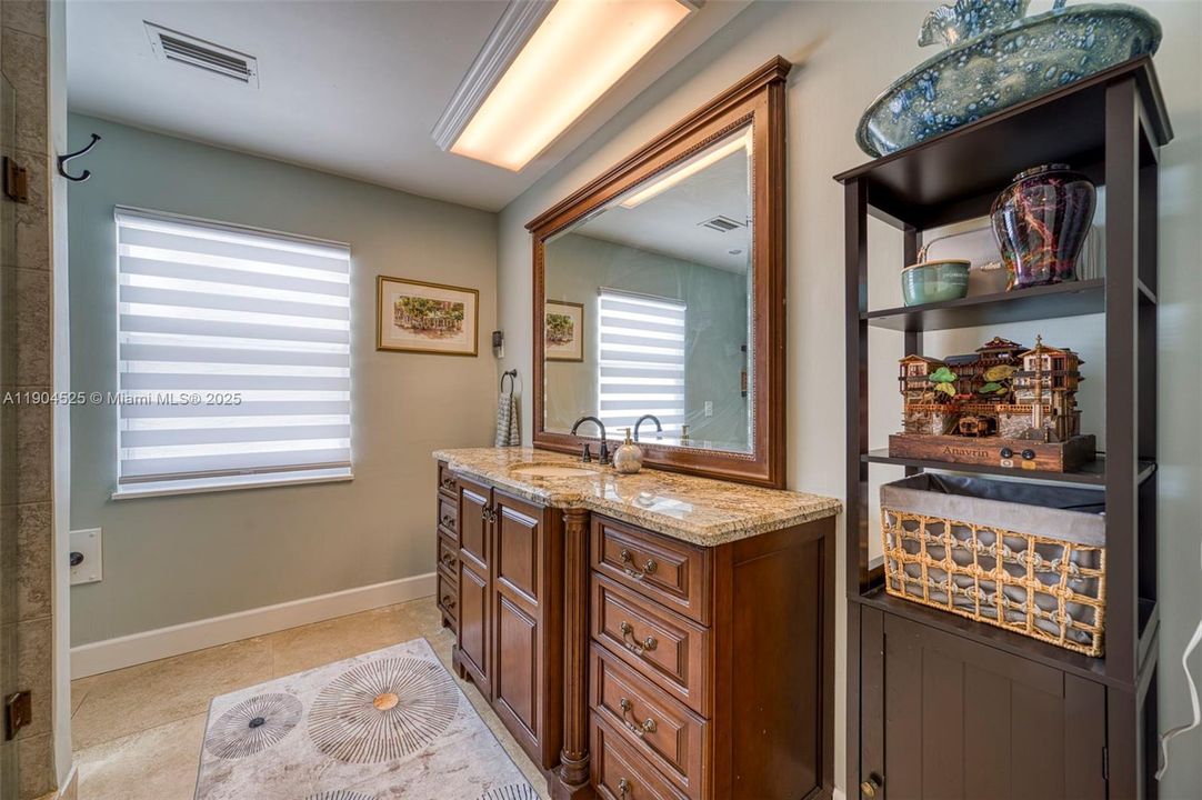 合同活跃: $725,200 (4 贝兹, 3 浴室, 2833 平方英尺)