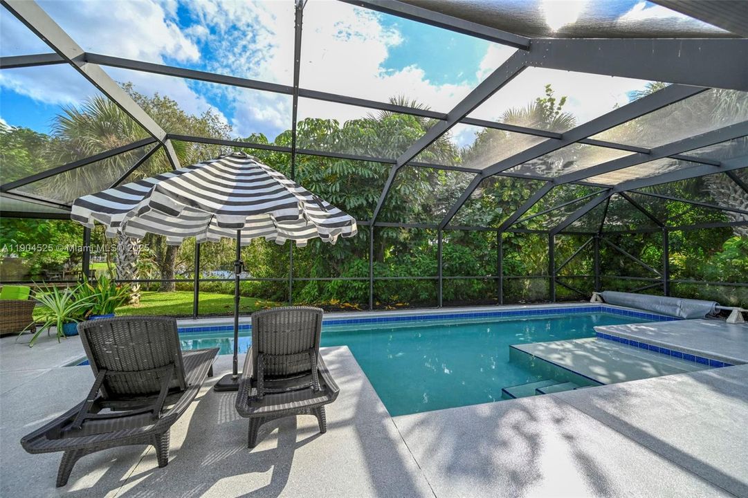 合同活跃: $725,200 (4 贝兹, 3 浴室, 2833 平方英尺)