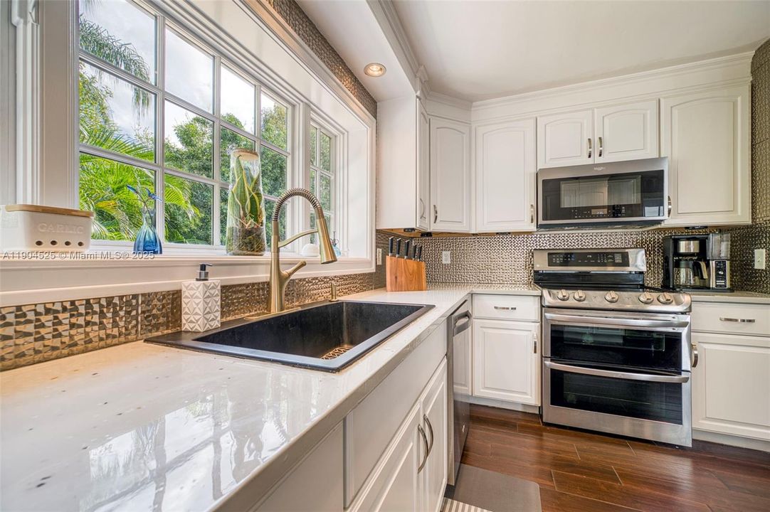 合同活跃: $725,200 (4 贝兹, 3 浴室, 2833 平方英尺)