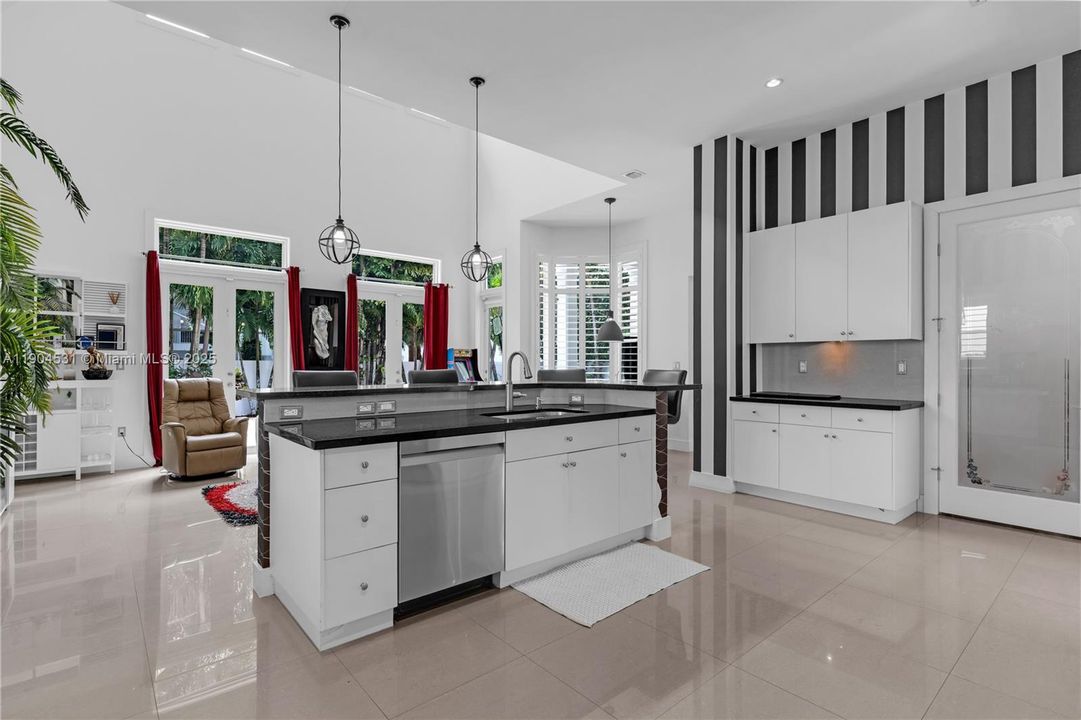 合同活跃: $1,650,000 (4 贝兹, 4 浴室, 3360 平方英尺)