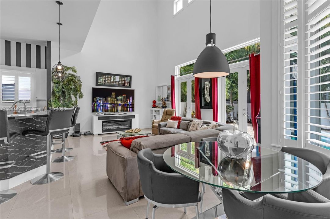 合同活跃: $1,650,000 (4 贝兹, 4 浴室, 3360 平方英尺)