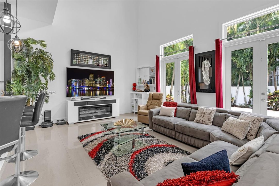 合同活跃: $1,650,000 (4 贝兹, 4 浴室, 3360 平方英尺)