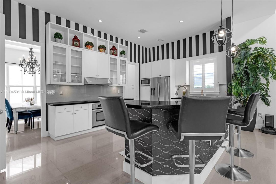 合同活跃: $1,650,000 (4 贝兹, 4 浴室, 3360 平方英尺)