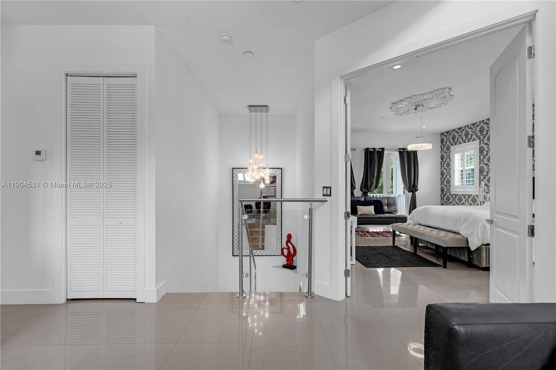 合同活跃: $1,650,000 (4 贝兹, 4 浴室, 3360 平方英尺)