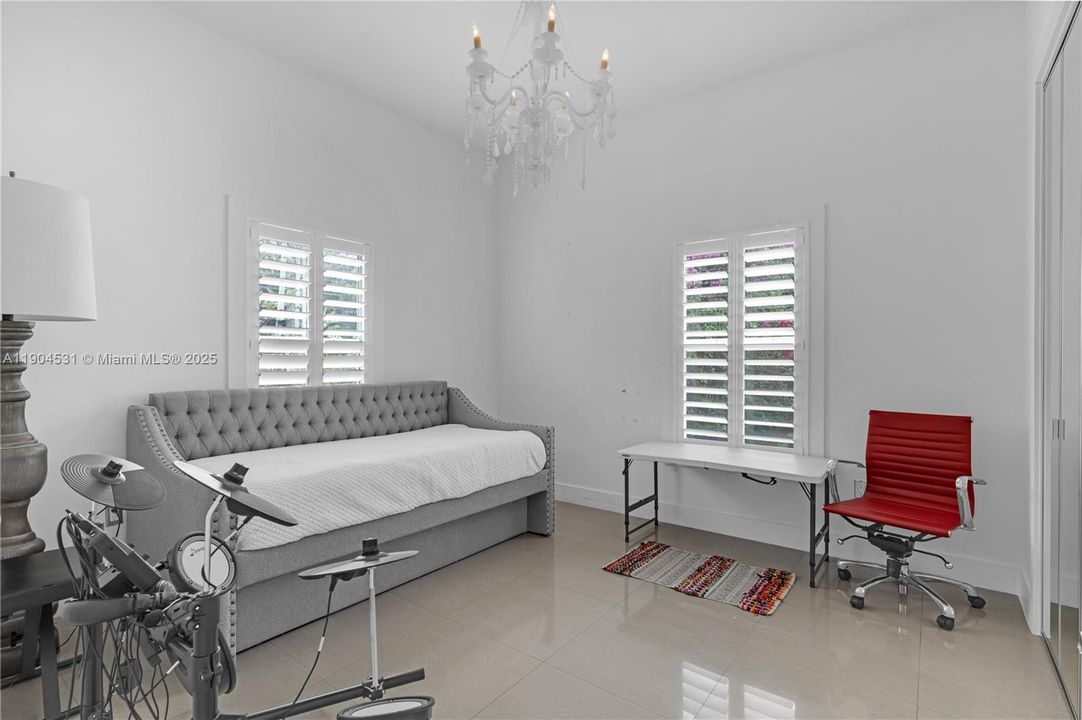 合同活跃: $1,650,000 (4 贝兹, 4 浴室, 3360 平方英尺)