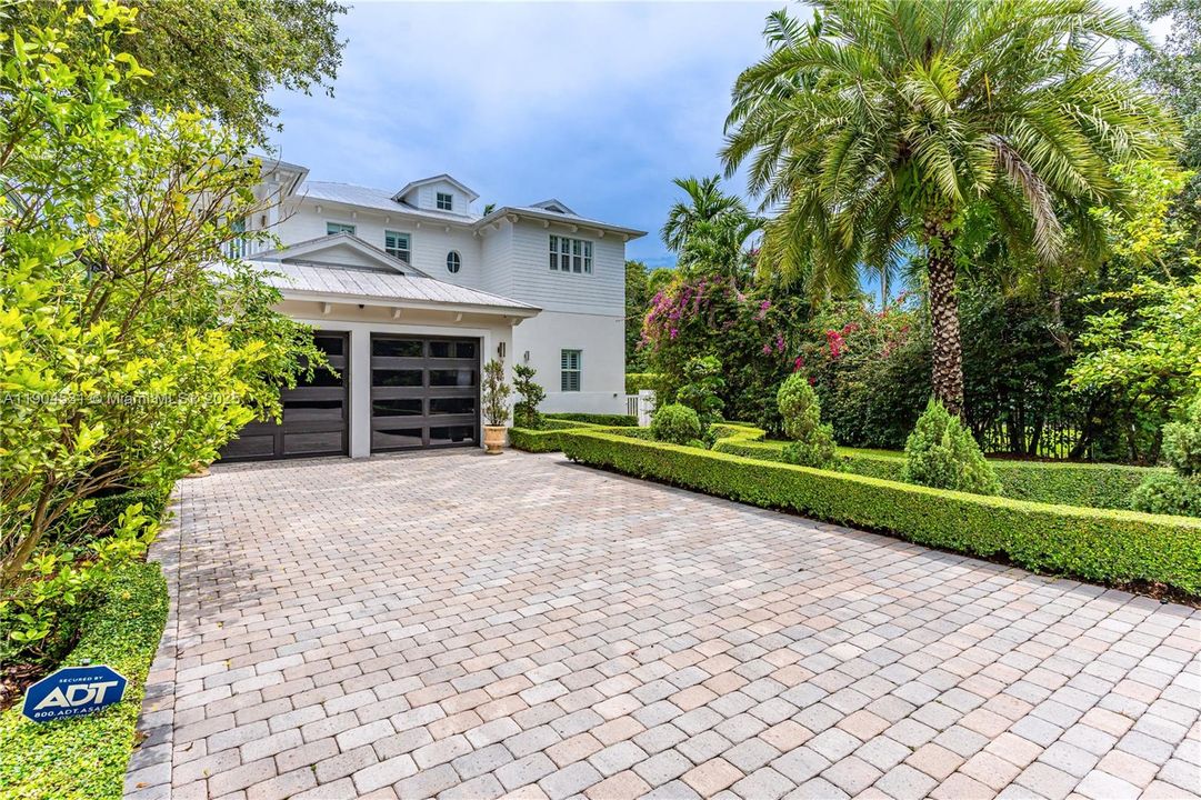 合同活跃: $1,650,000 (4 贝兹, 4 浴室, 3360 平方英尺)