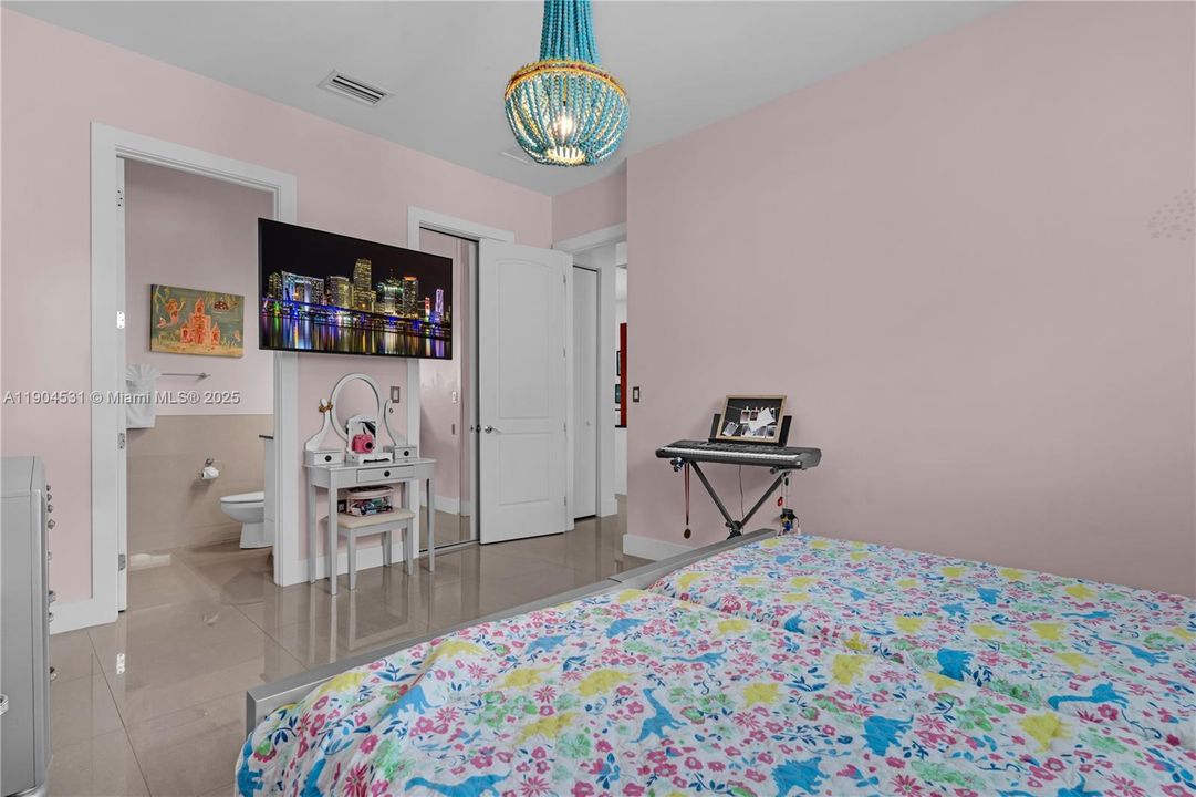 合同活跃: $1,650,000 (4 贝兹, 4 浴室, 3360 平方英尺)