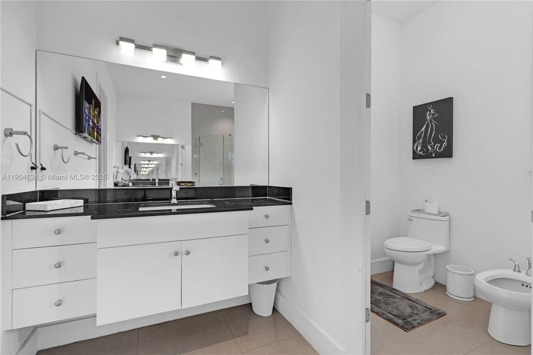 合同活跃: $1,650,000 (4 贝兹, 4 浴室, 3360 平方英尺)