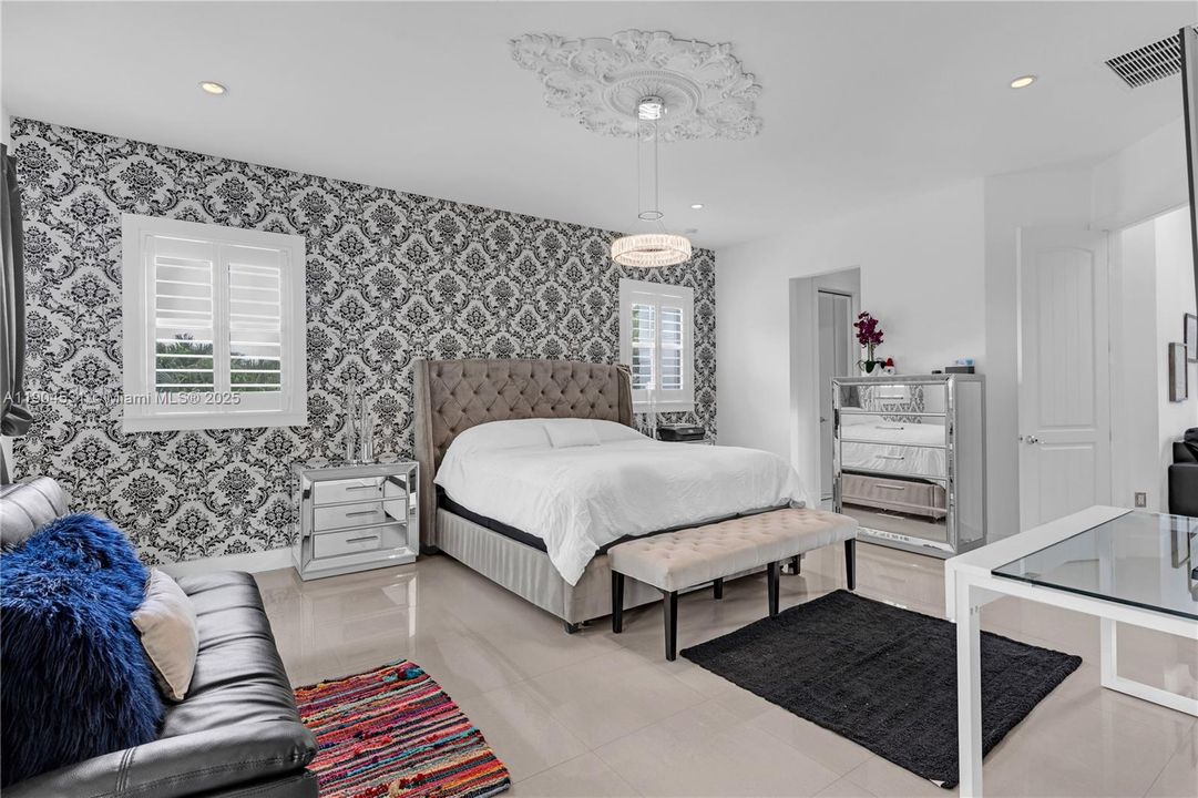 合同活跃: $1,650,000 (4 贝兹, 4 浴室, 3360 平方英尺)