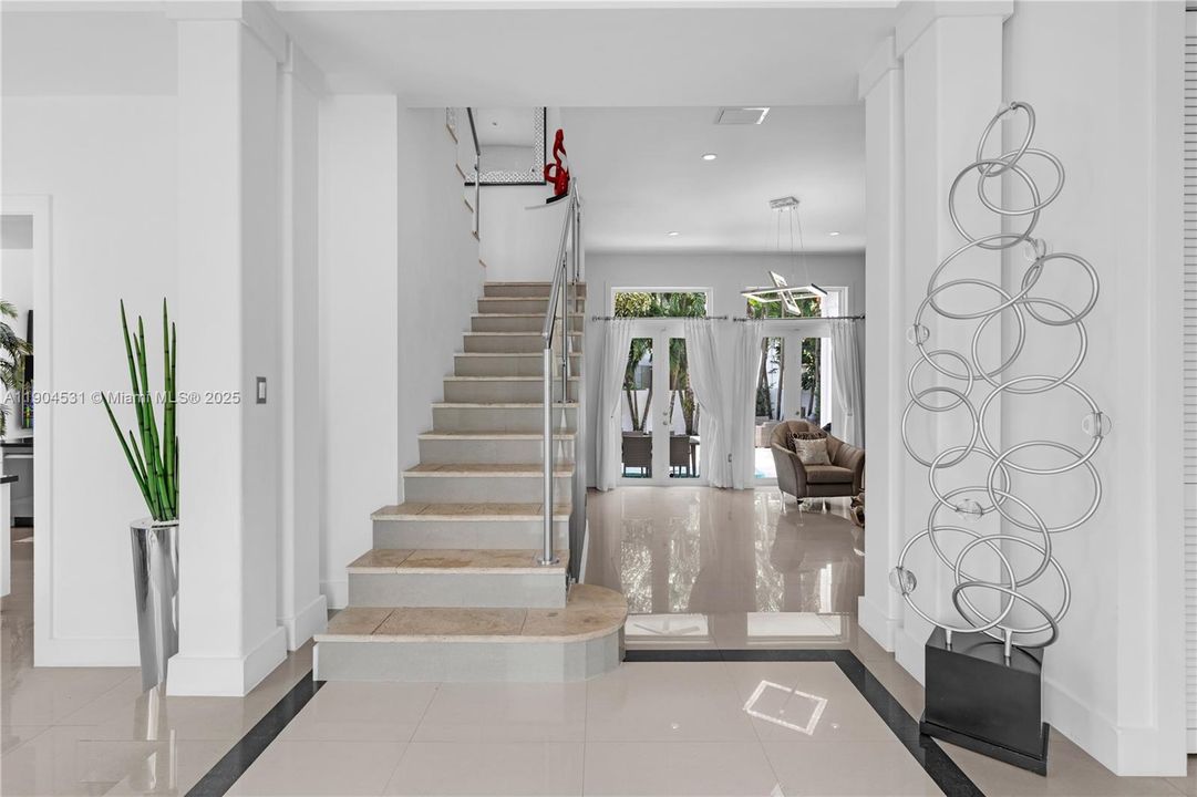 合同活跃: $1,650,000 (4 贝兹, 4 浴室, 3360 平方英尺)