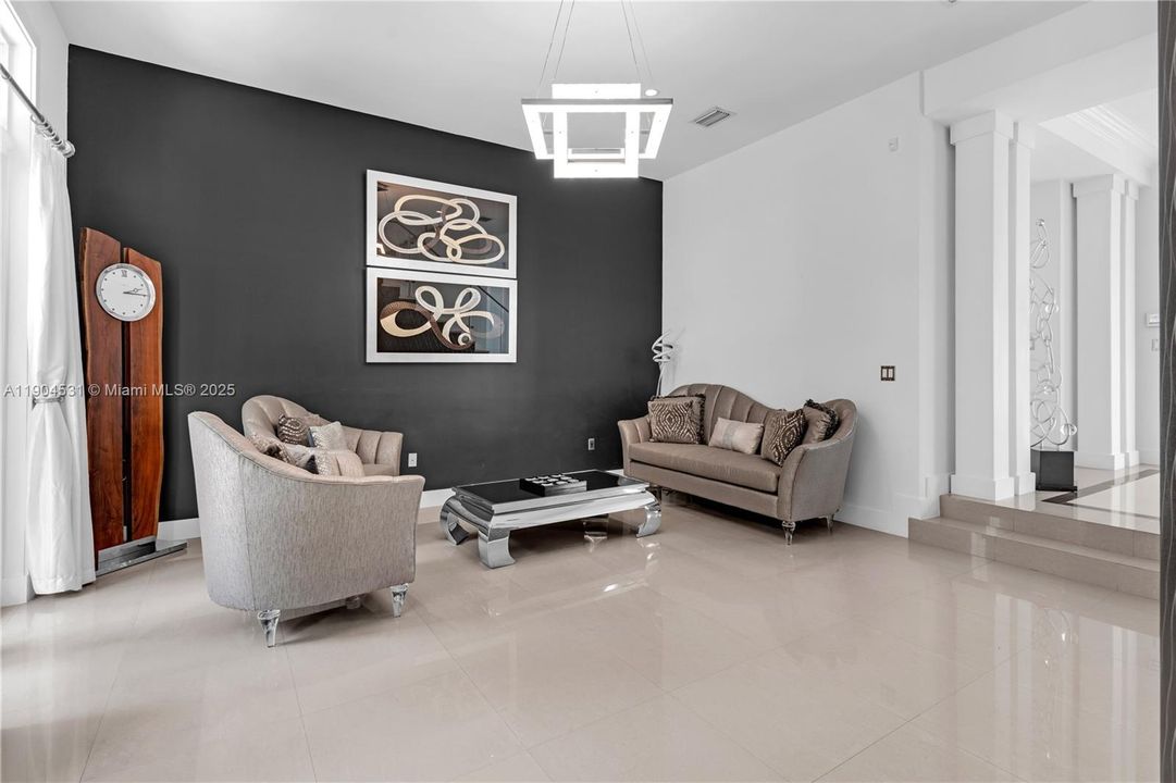 合同活跃: $1,650,000 (4 贝兹, 4 浴室, 3360 平方英尺)