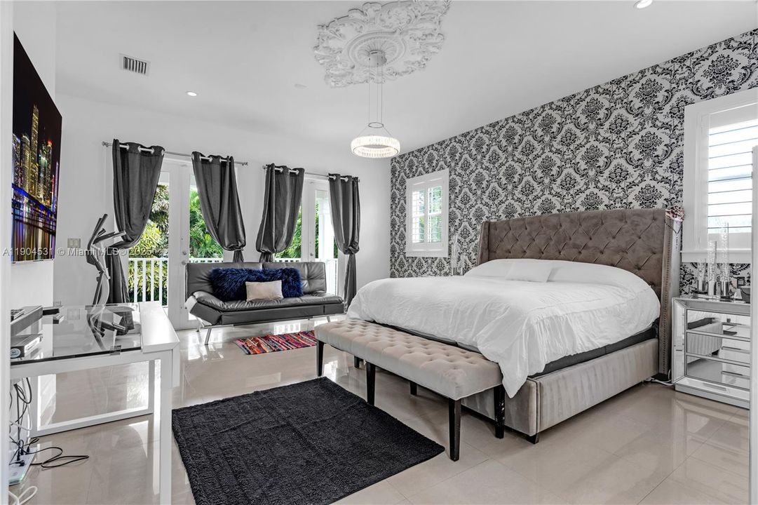 合同活跃: $1,650,000 (4 贝兹, 4 浴室, 3360 平方英尺)