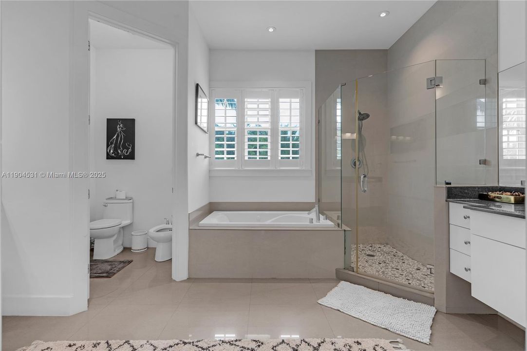 合同活跃: $1,650,000 (4 贝兹, 4 浴室, 3360 平方英尺)