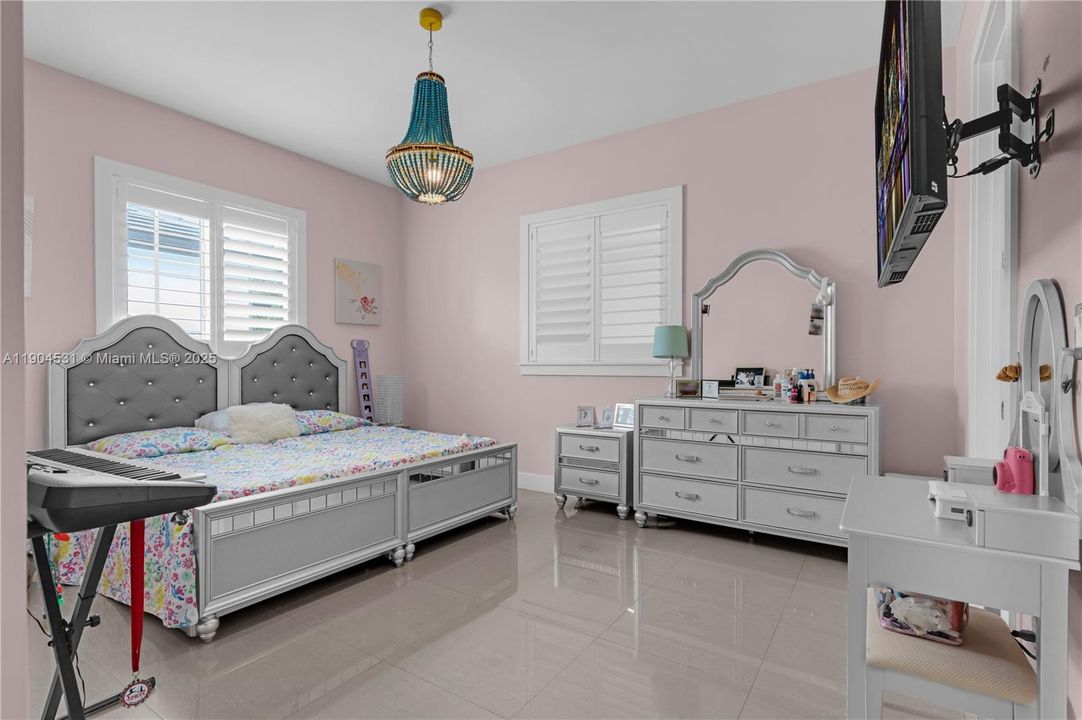 合同活跃: $1,650,000 (4 贝兹, 4 浴室, 3360 平方英尺)